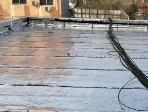 克孜勒苏柯尔克孜卫生间漏水维修公司分享下克孜勒苏柯尔克孜屋面楼顶防水刚性防水层施工要点。